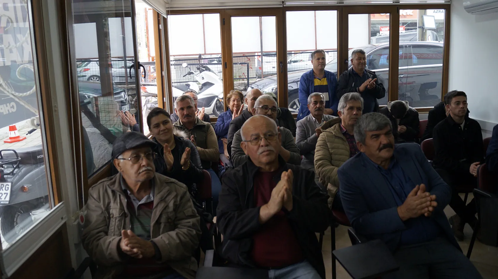 Fethiye'de CHP'ye Yoğun Katılım! Yeni Üyelere Rozet Takıldı