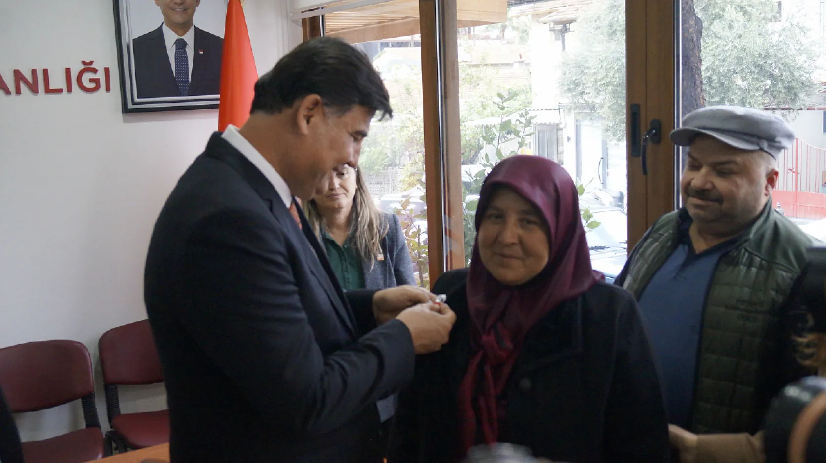 Fethiye'de CHP'ye Yoğun Katılım! Yeni Üyelere Rozet Takıldı