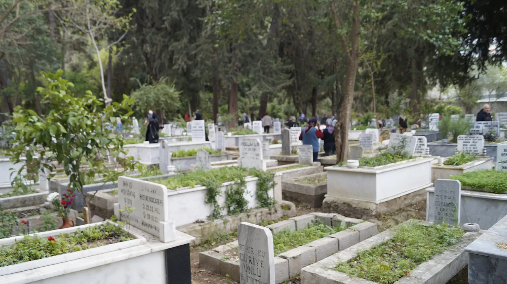 Fethiye'de vatandaşlar bayramın ilk gününde vefat eden yakınlarını unutmadı