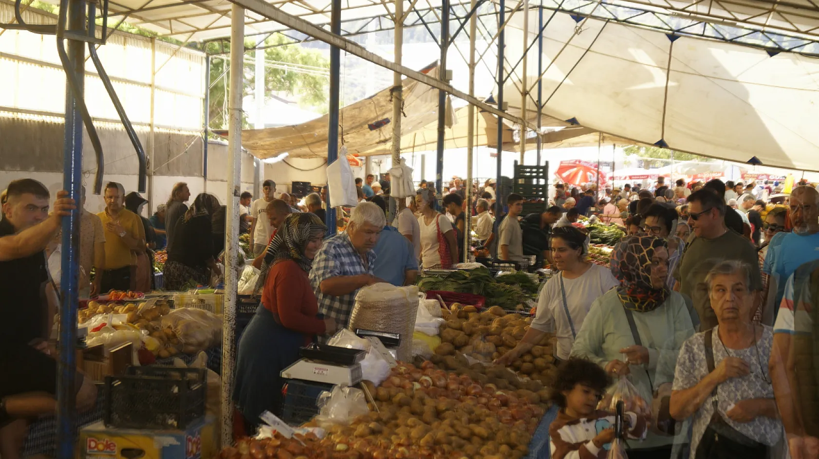 Fethiye Salı Pazarında Mandalina Sezonu Başladı
