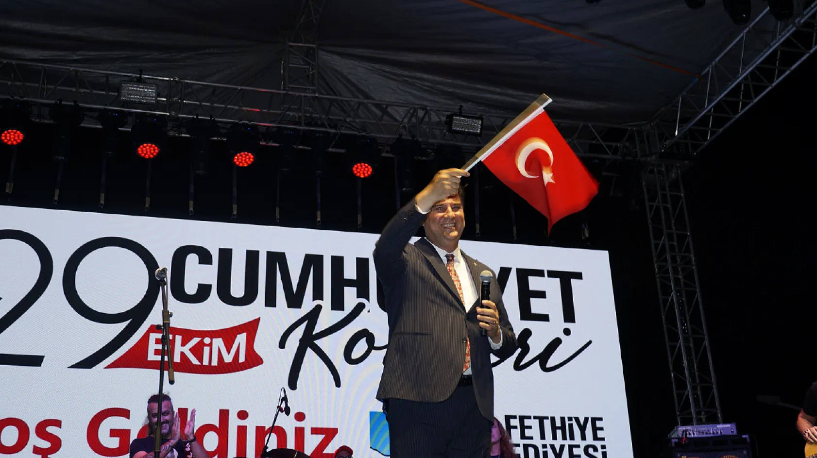 Fethiye Beşkaza Meydanı'nda Kurtalan Ekspres Rüzgarı Esti