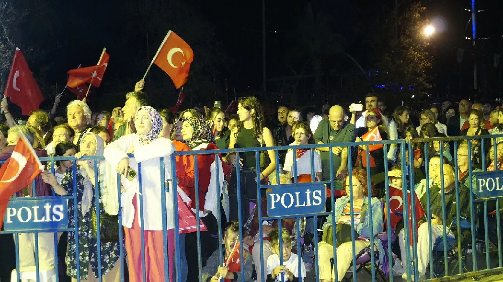 Fethiye Beşkaza Meydanı'nda Kurtalan Ekspres Rüzgarı Esti