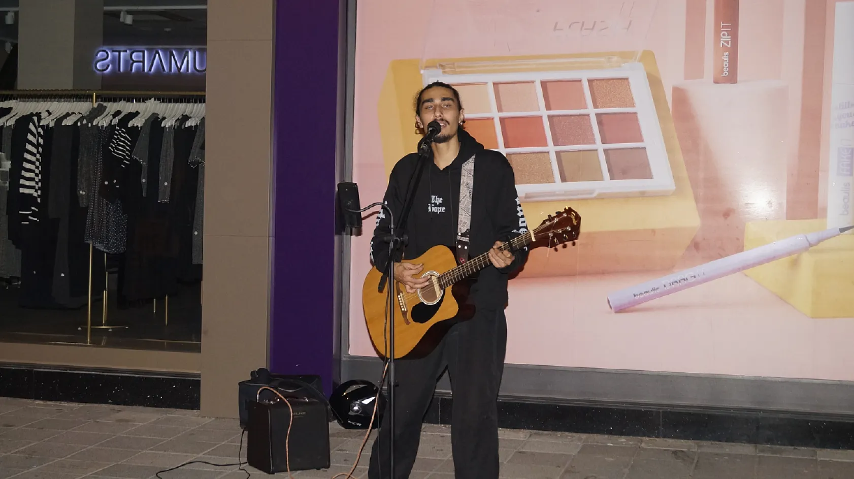 Fethiye'de Cumhuriyet Bayramı'nda Amatör Sanatçının Performansı İlgi Gördü