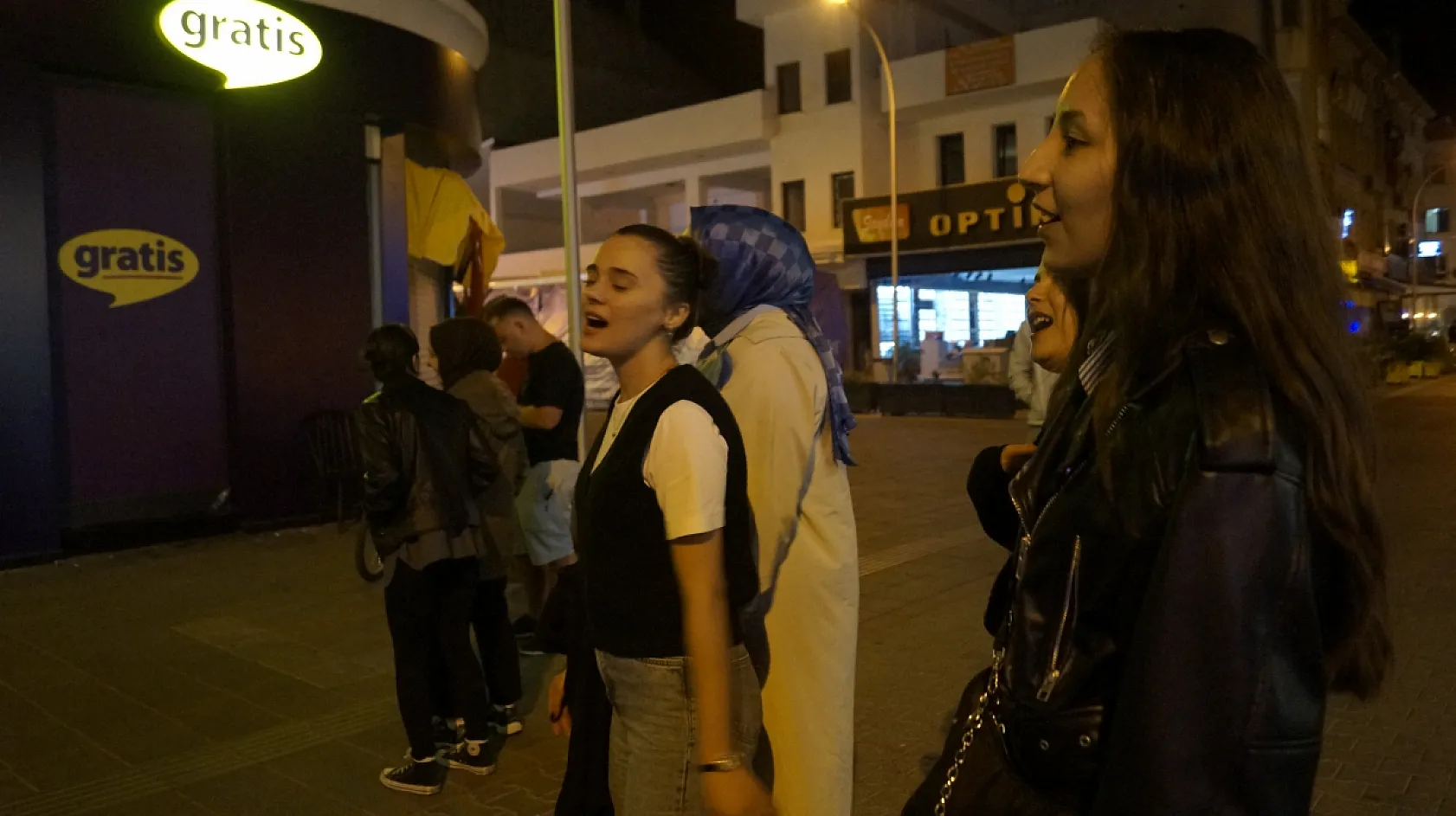 Fethiye'de Cumhuriyet Bayramı'nda Amatör Sanatçının Performansı İlgi Gördü