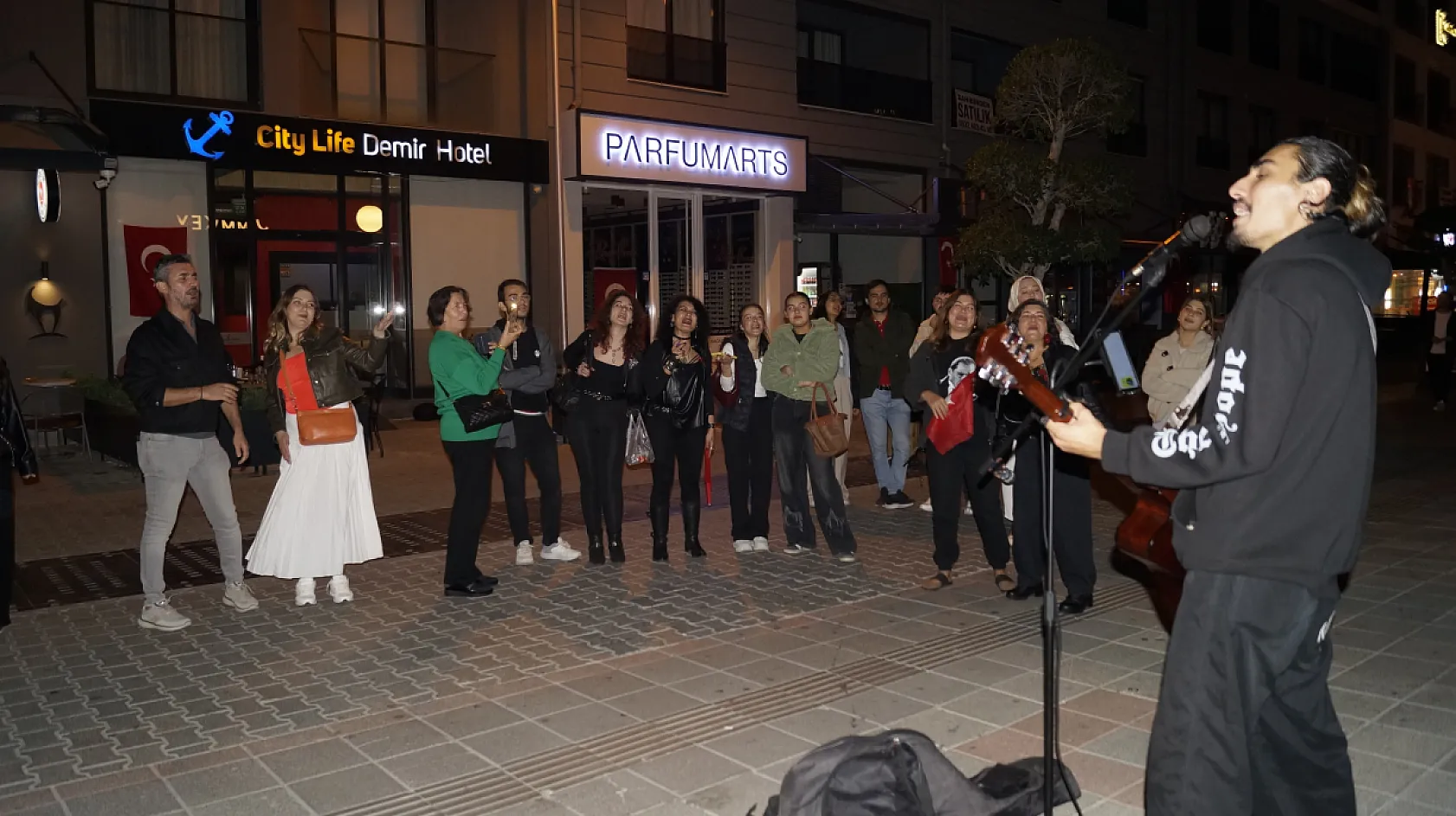 Fethiye'de Cumhuriyet Bayramı'nda Amatör Sanatçının Performansı İlgi Gördü