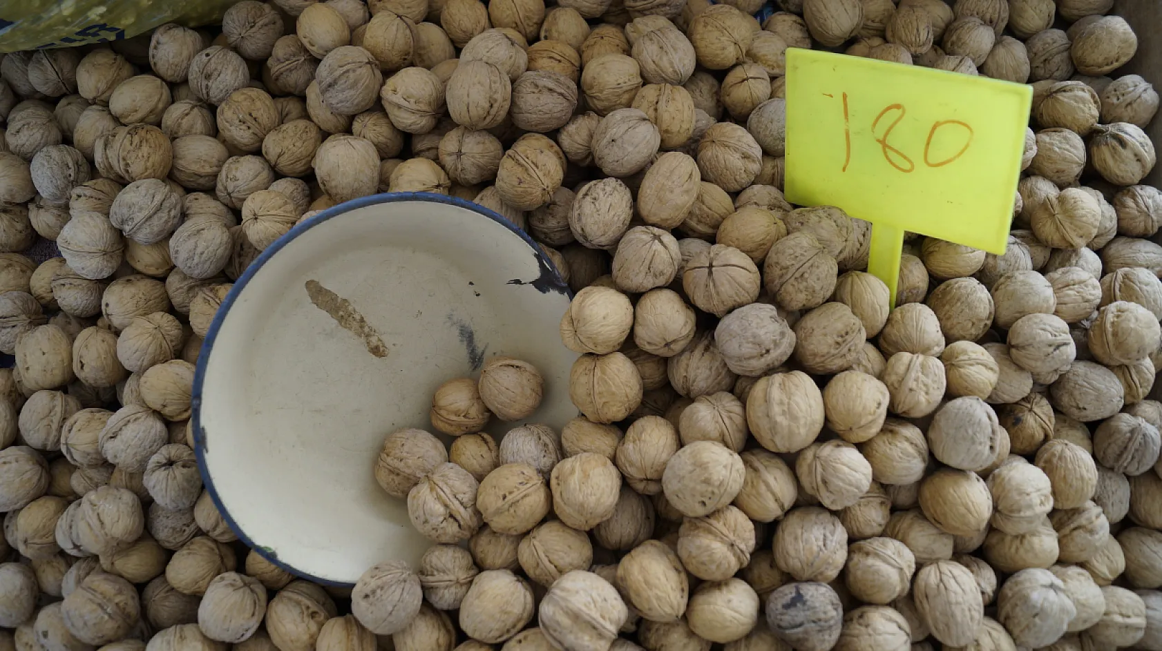 Fethiye Cuma Pazarı'nda Ceviz Satışları Devam Ediyor