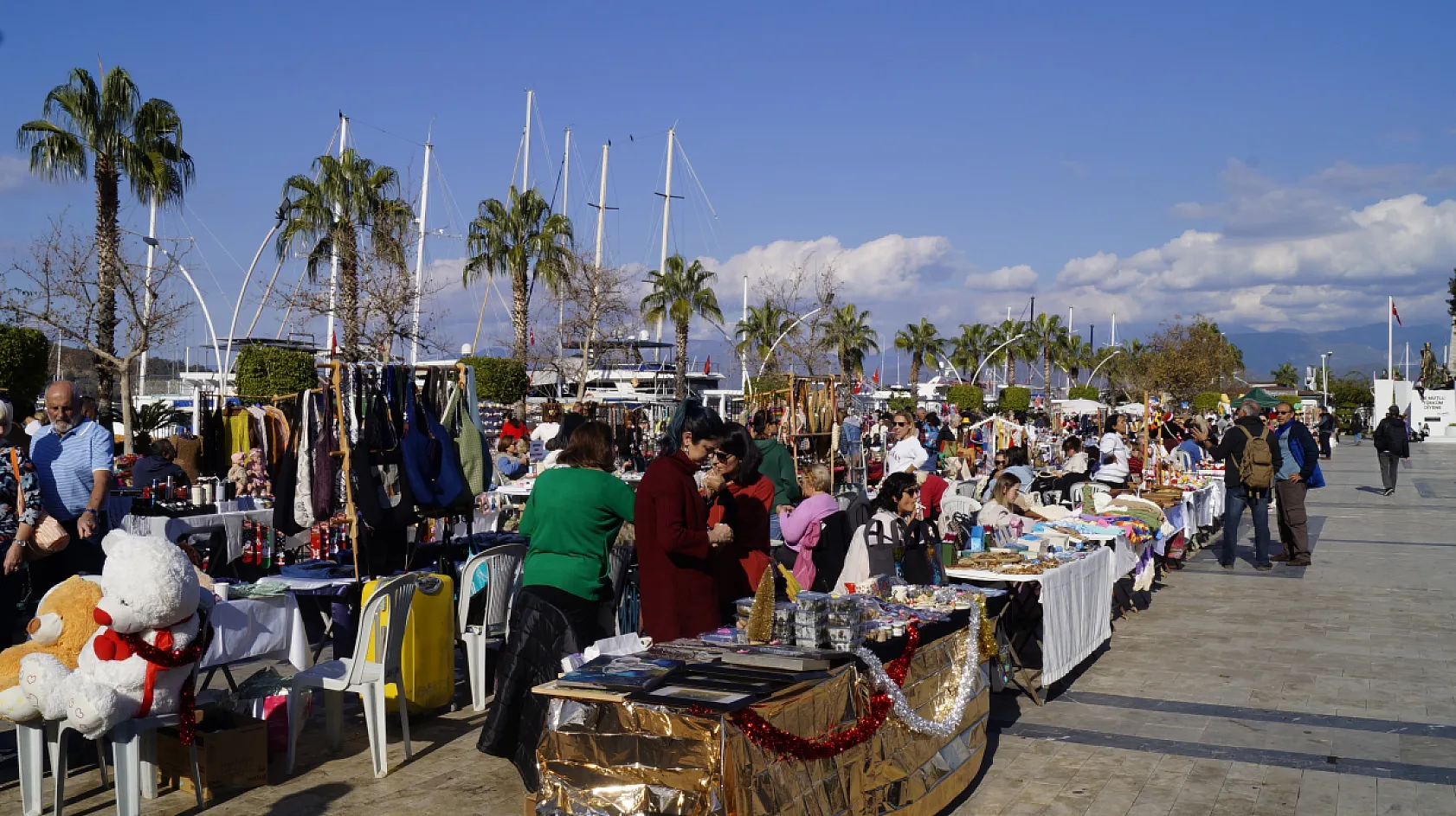 Fethiye'de FETAV, Yeni Yıl Pazarı'nda Yardım Eli Uzatmak İçin Kermes Düzenliyor