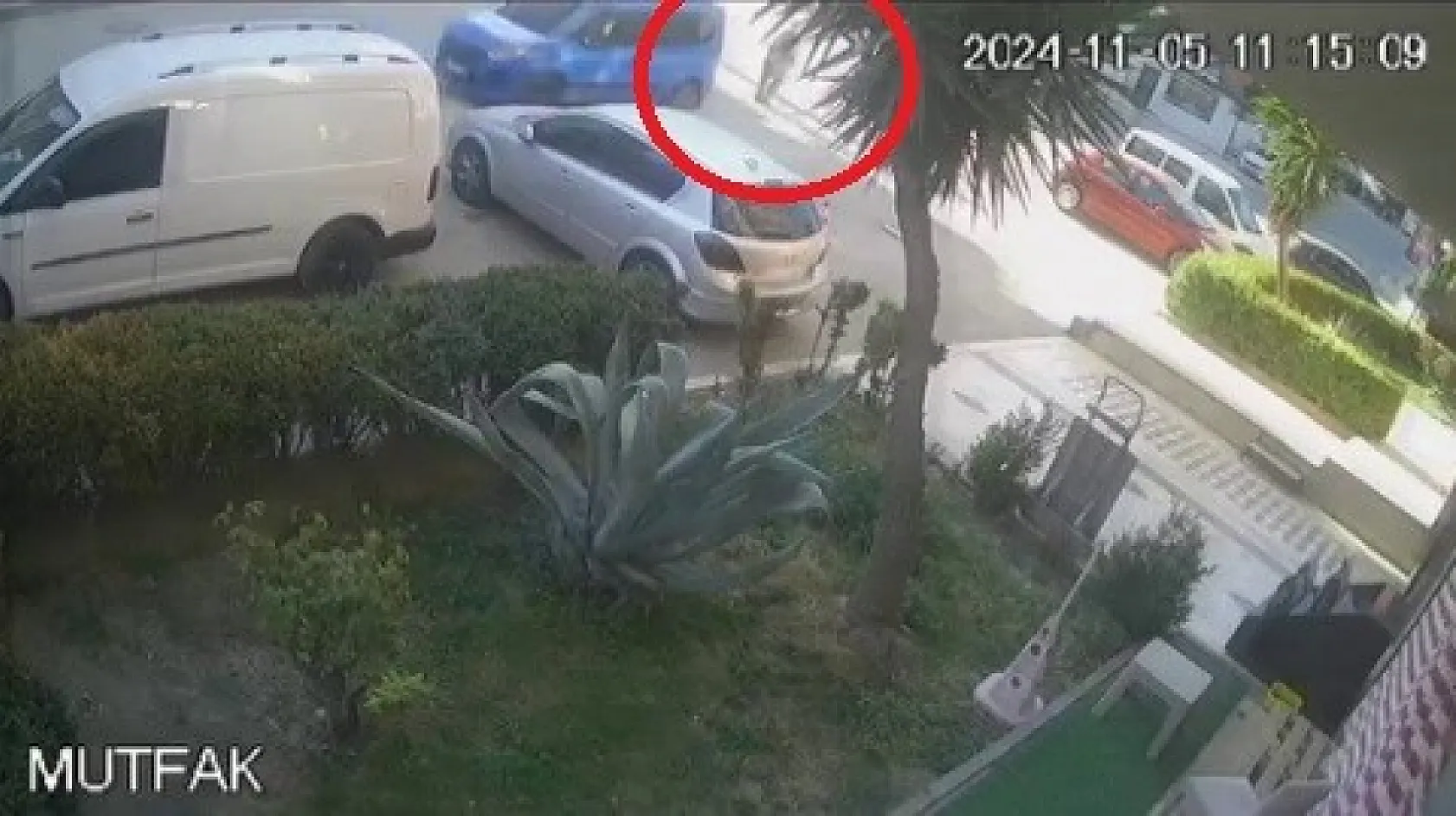 Geri manevra yapan araç yaşlı adama çarptı