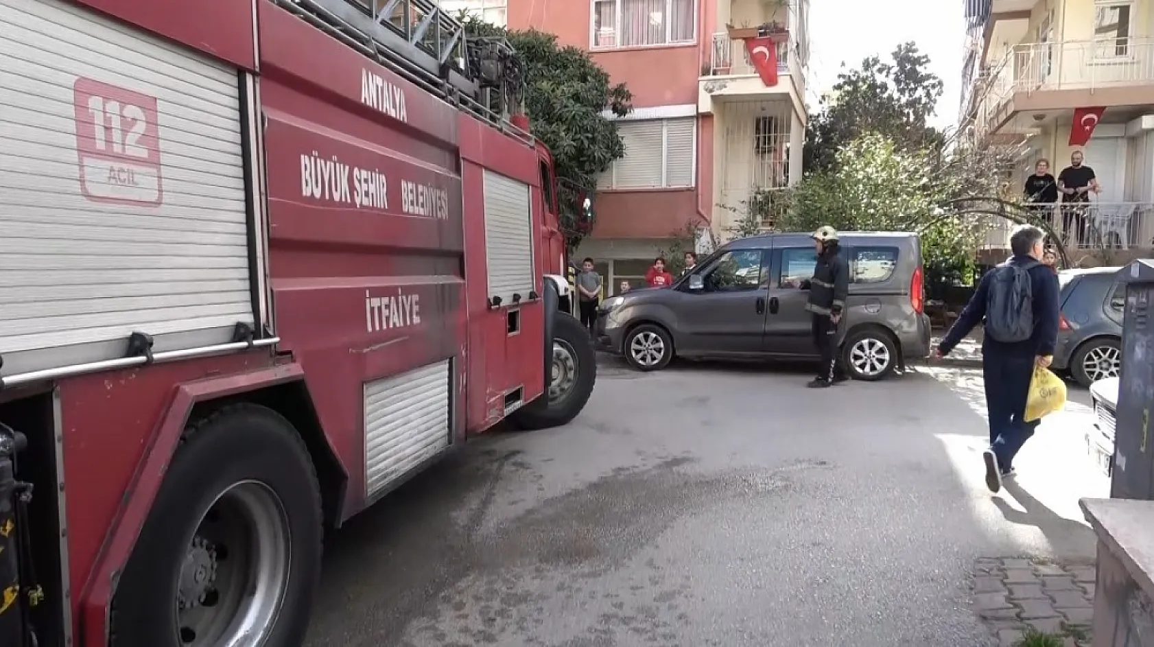 Balkondan merdivenle daireye giren ekipler yaşlı adamı uyurken buldu