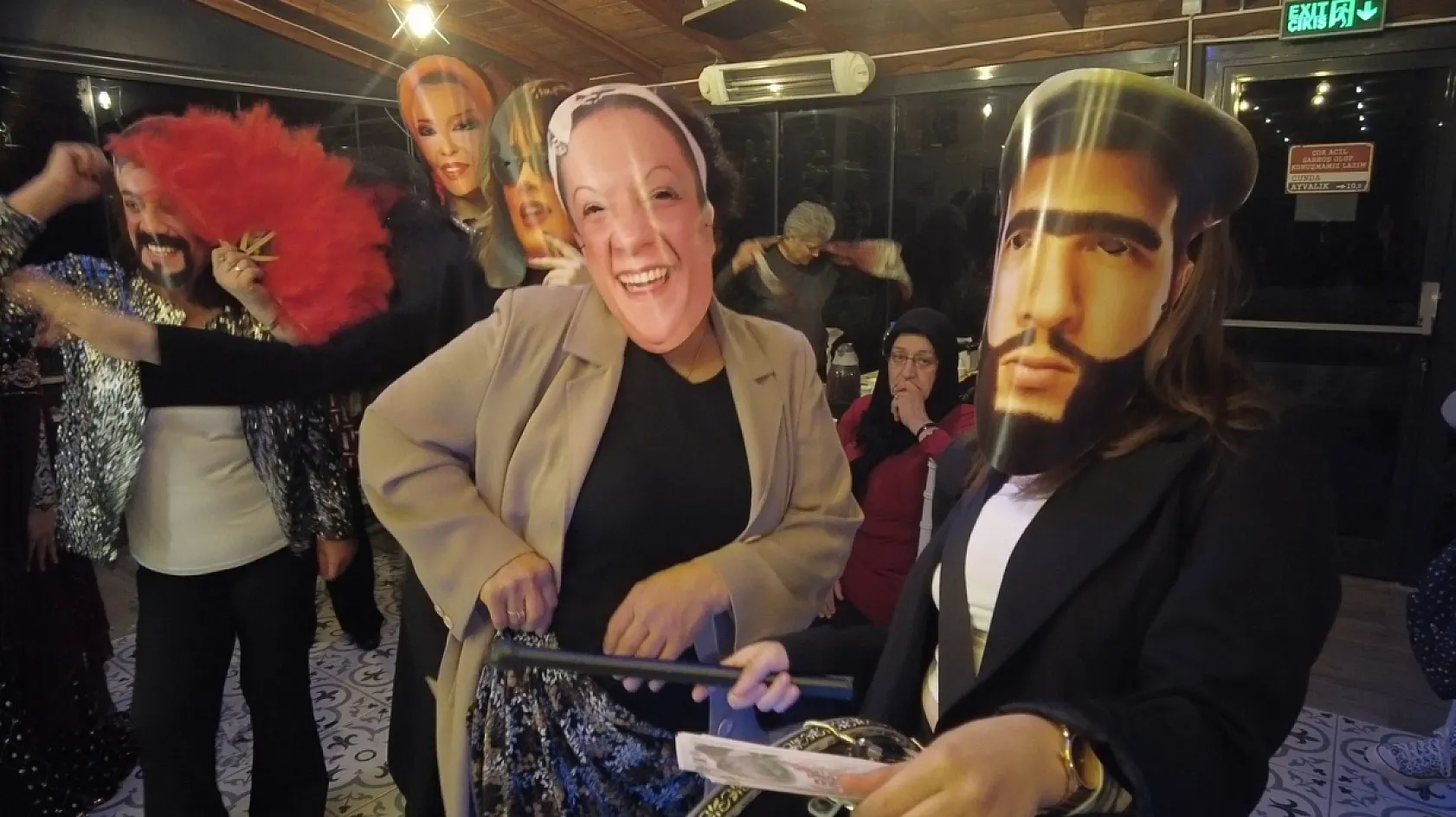 Maskeleri takıp sahneyi sallayan kadınlardan unutulmaz gece