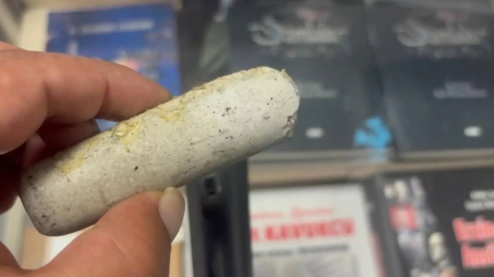 İnternetten aldığı mikrofonun içinden beton çıktı