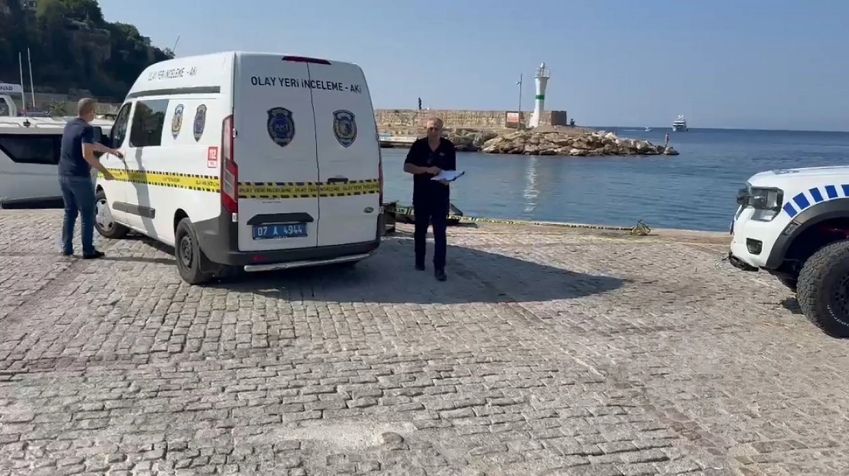 Manzara izleyen vatandaşlar fark etti, denizde erkek cesedi bulundu