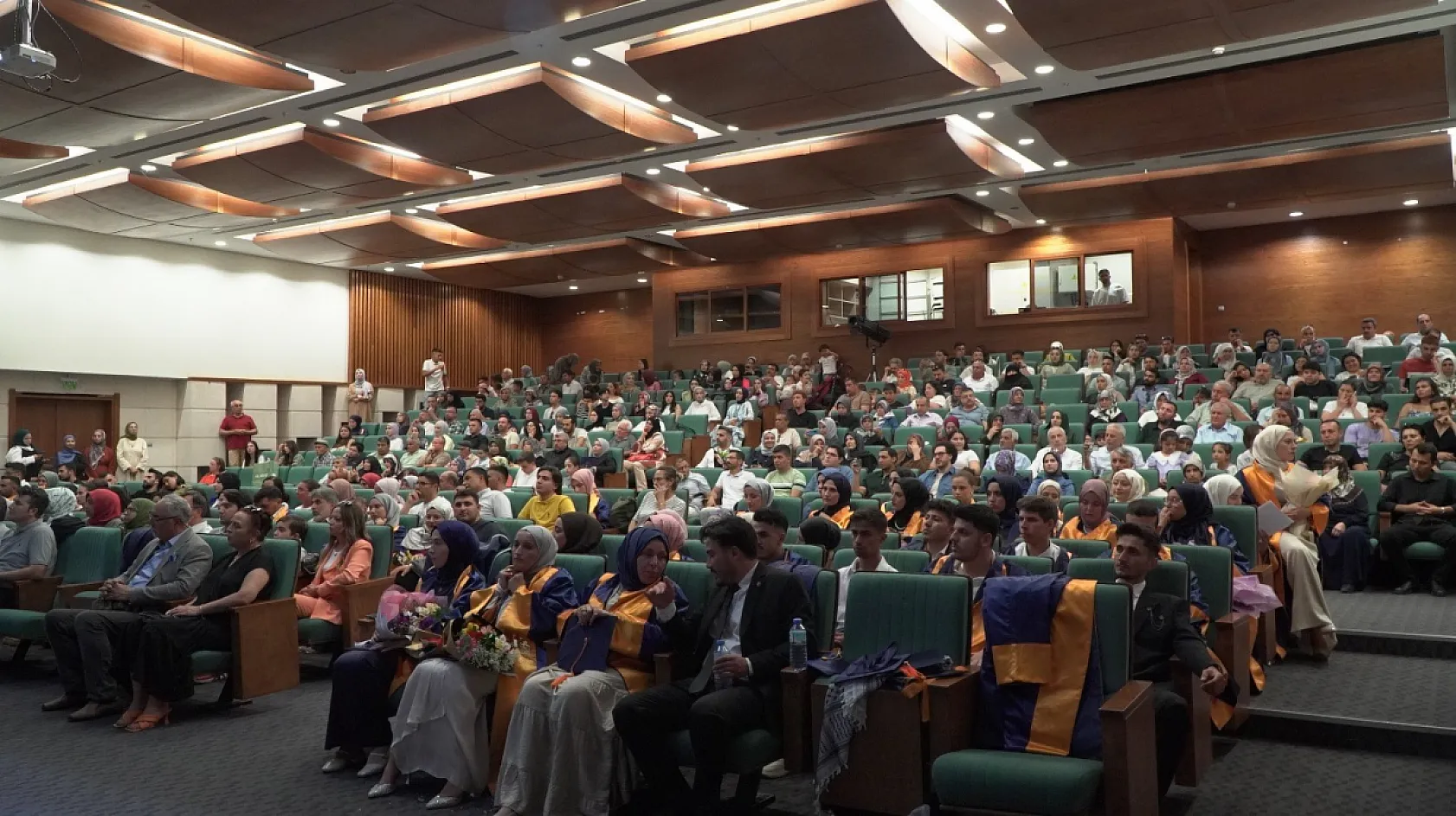 MSKÜ Mimarlık ve İlahiyat Fakültesi'nde mezuniyet coşkusu