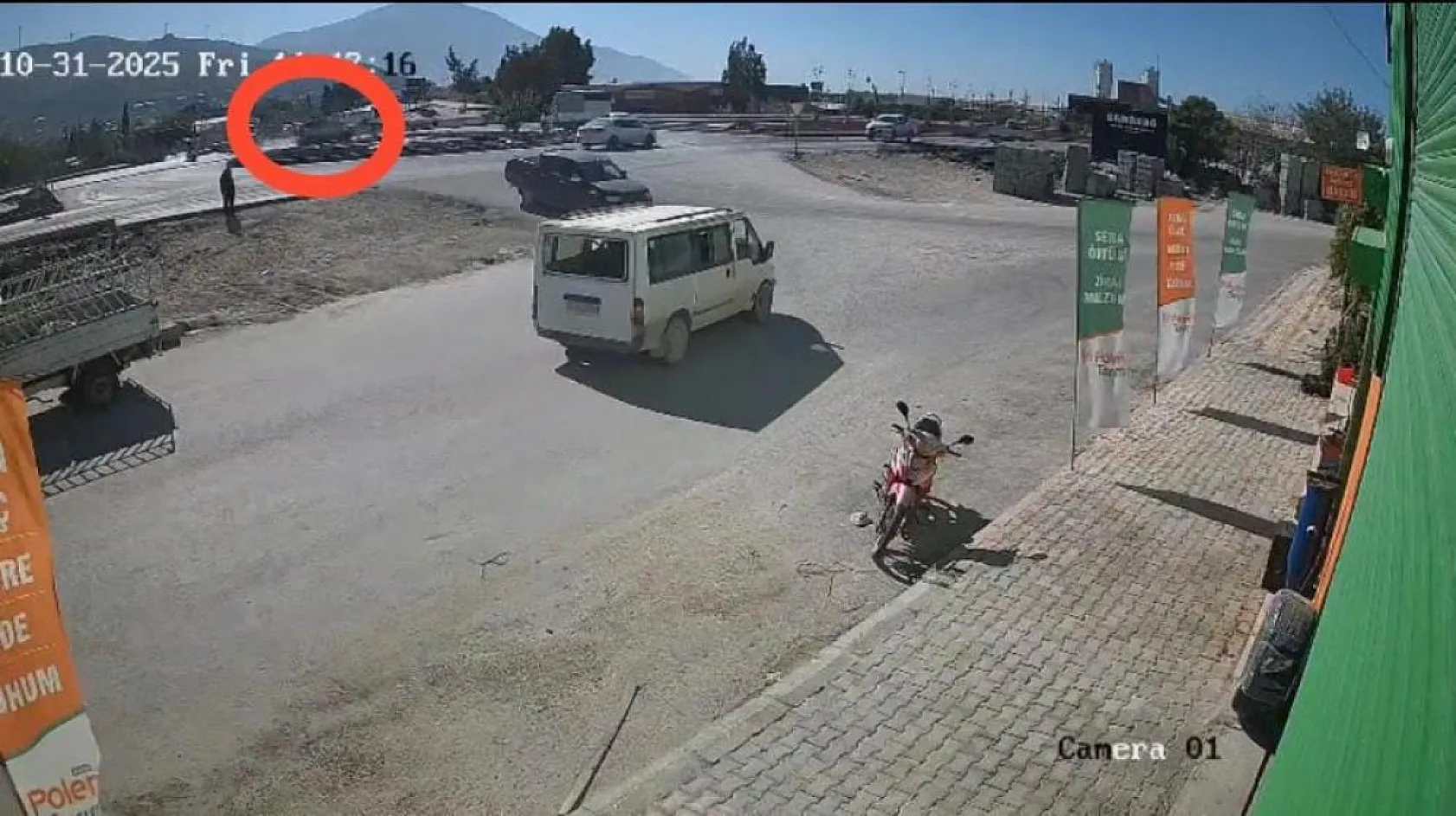 Ticari araç 2 motosiklete çarptı: 1 ölü, 5 yaralı