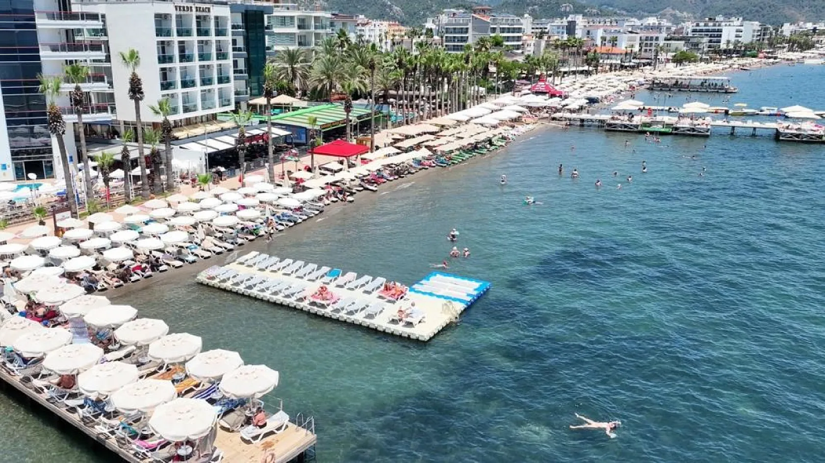 Okullar tatil oldu, Marmaris sahilleri dolmaya başladı