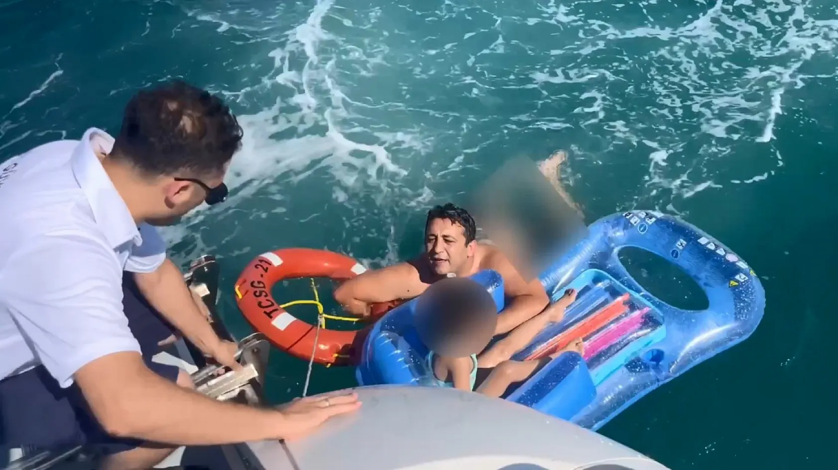Deniz yatağıyla sürüklenen çocuk sahil güvenlik tarafından kurtarıldı