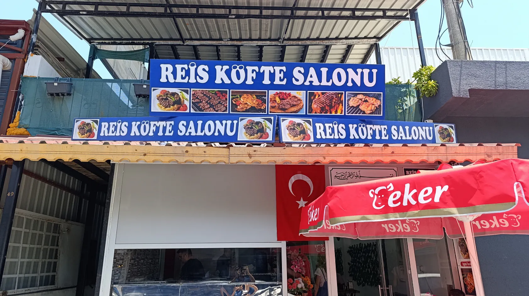 Fethiye'de Akhisar lezzetleriyle Reis Köfte'den lokum gibi kokoreç