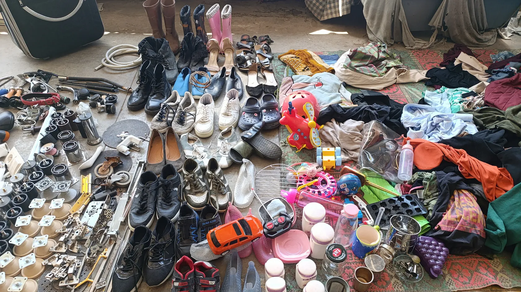 Fethiye'de arabasında yatıyor, ikinci elden 15 bin lira kazanıyor