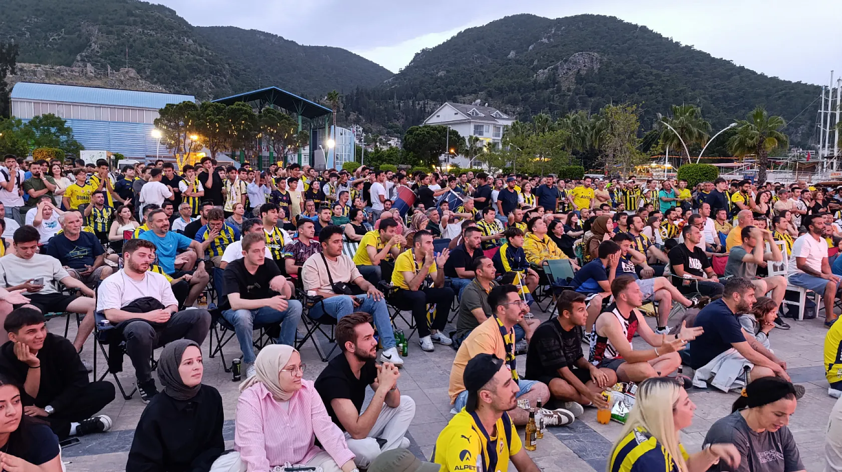 Fethiye'de Euroleague Coşkusu: Fenerbahçeli Taraftarlar Beşkaza Meydanı'nda Buluştu