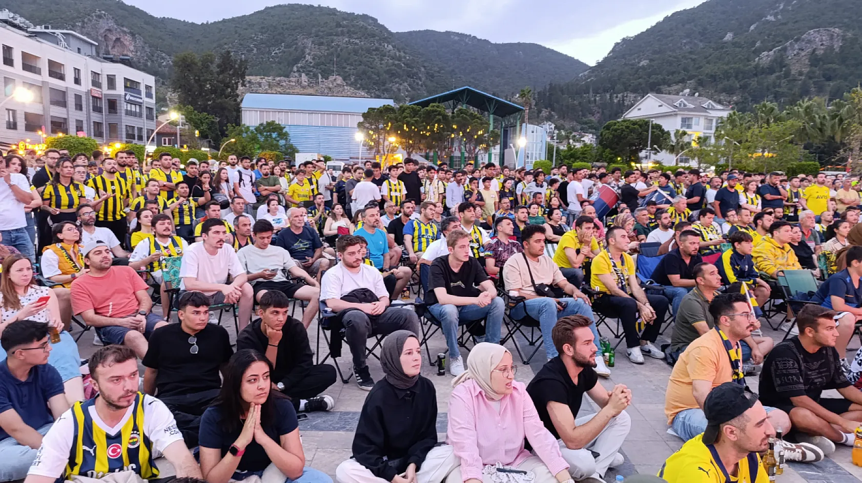 Fethiye'de Euroleague Coşkusu: Fenerbahçeli Taraftarlar Beşkaza Meydanı'nda Buluştu