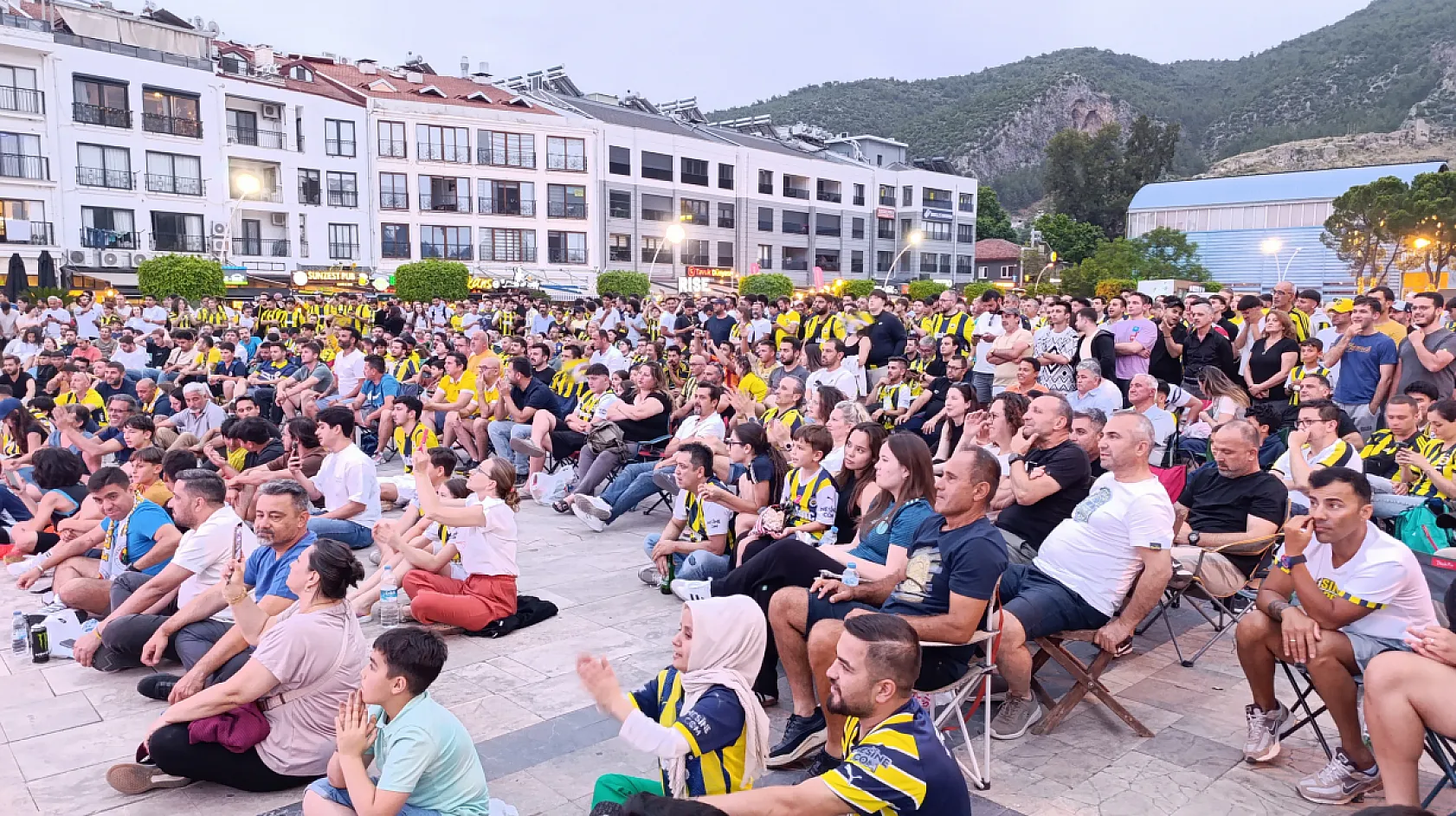 Fethiye'de Euroleague Coşkusu: Fenerbahçeli Taraftarlar Beşkaza Meydanı'nda Buluştu
