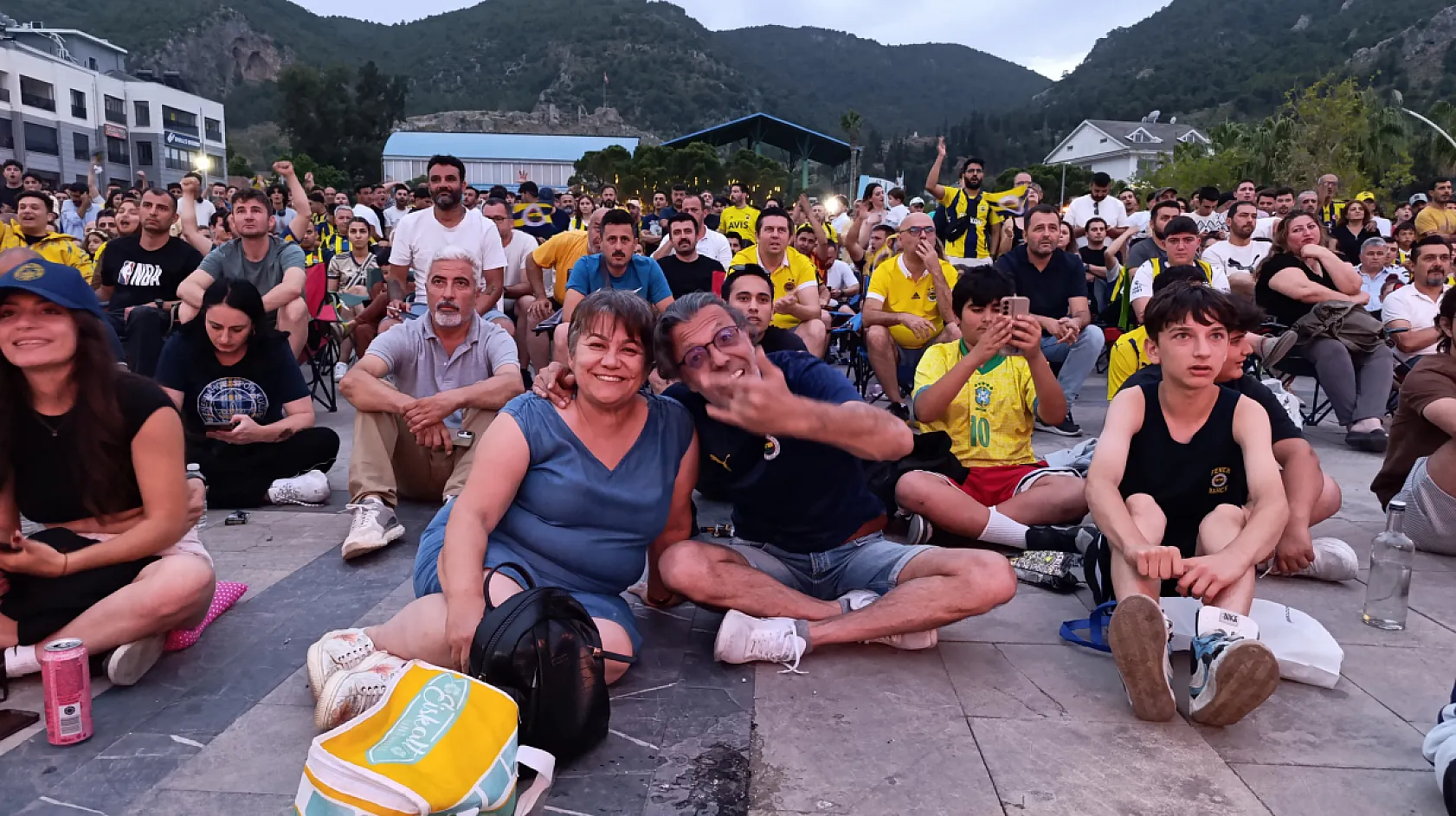 Fethiye'de Euroleague Coşkusu: Fenerbahçeli Taraftarlar Beşkaza Meydanı'nda Buluştu