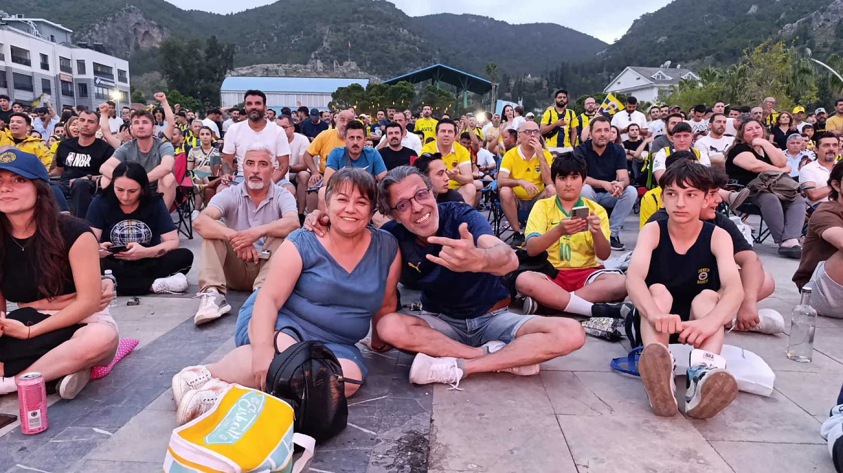 Fethiye'de Euroleague Coşkusu: Fenerbahçeli Taraftarlar Beşkaza Meydanı'nda Buluştu