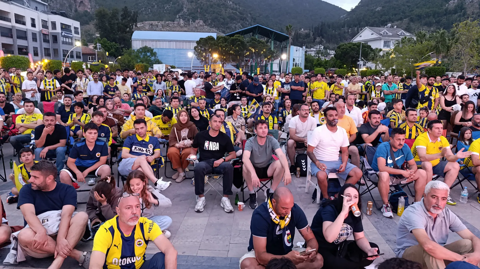 Fethiye'de Euroleague Coşkusu: Fenerbahçeli Taraftarlar Beşkaza Meydanı'nda Buluştu