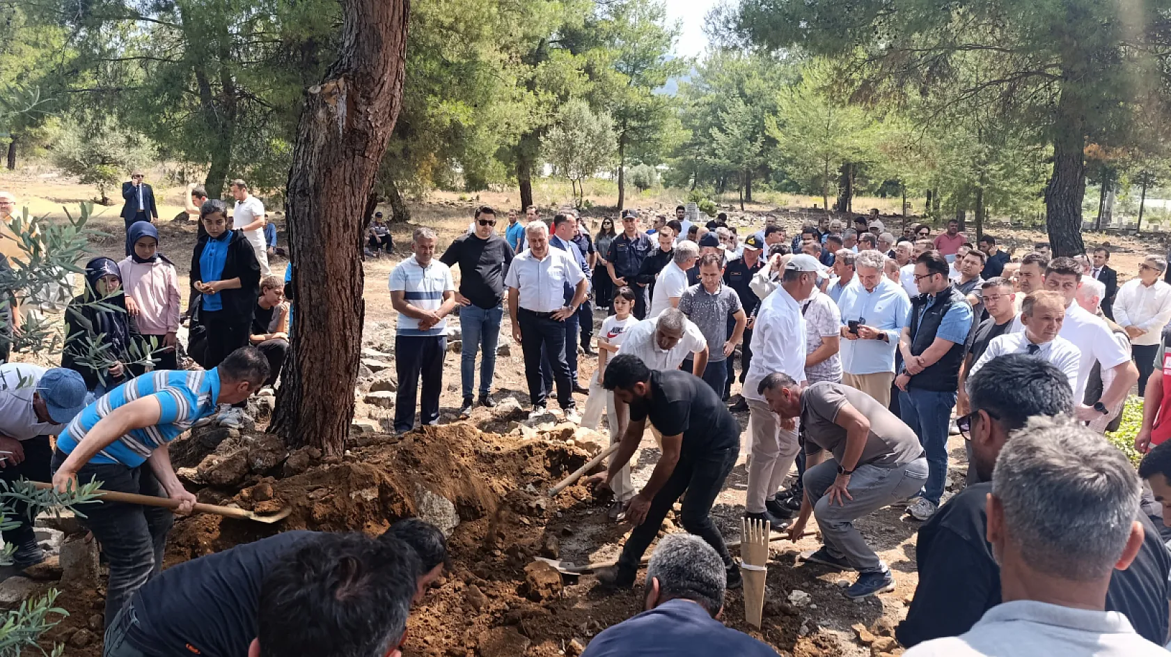 Fethiye'de depremde hayatını kaybeden 14 yaşındaki Afranur son yolculuğuna uğurlandı