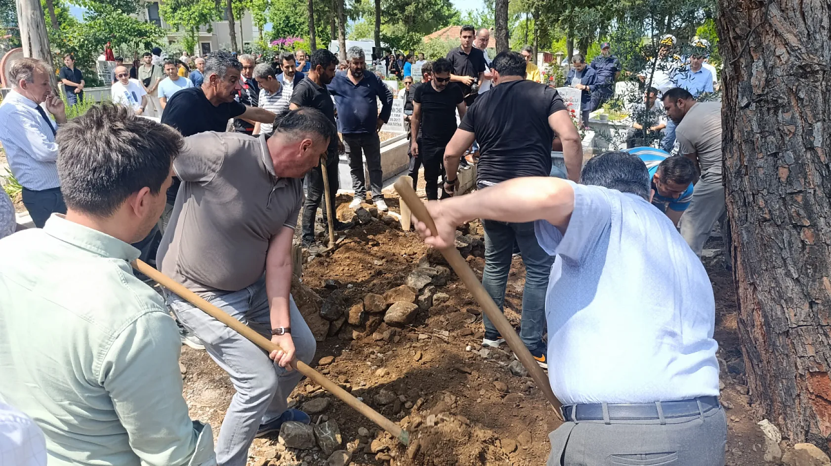 Fethiye'de depremde hayatını kaybeden 14 yaşındaki Afranur son yolculuğuna uğurlandı