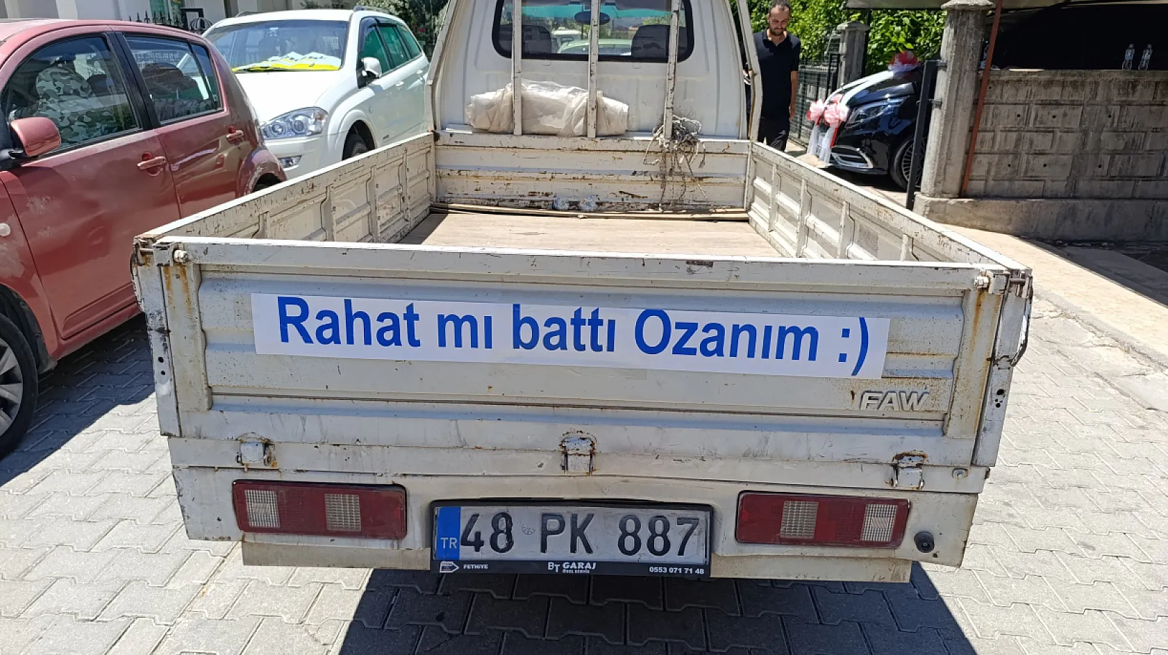 Fethiye'de düğün konvoyuna esprili dokunuş