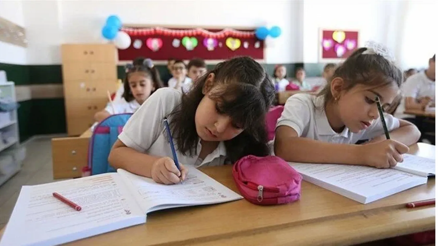 23 Nisan Salı günü okullar ve devlet kurumları tatil mi? 