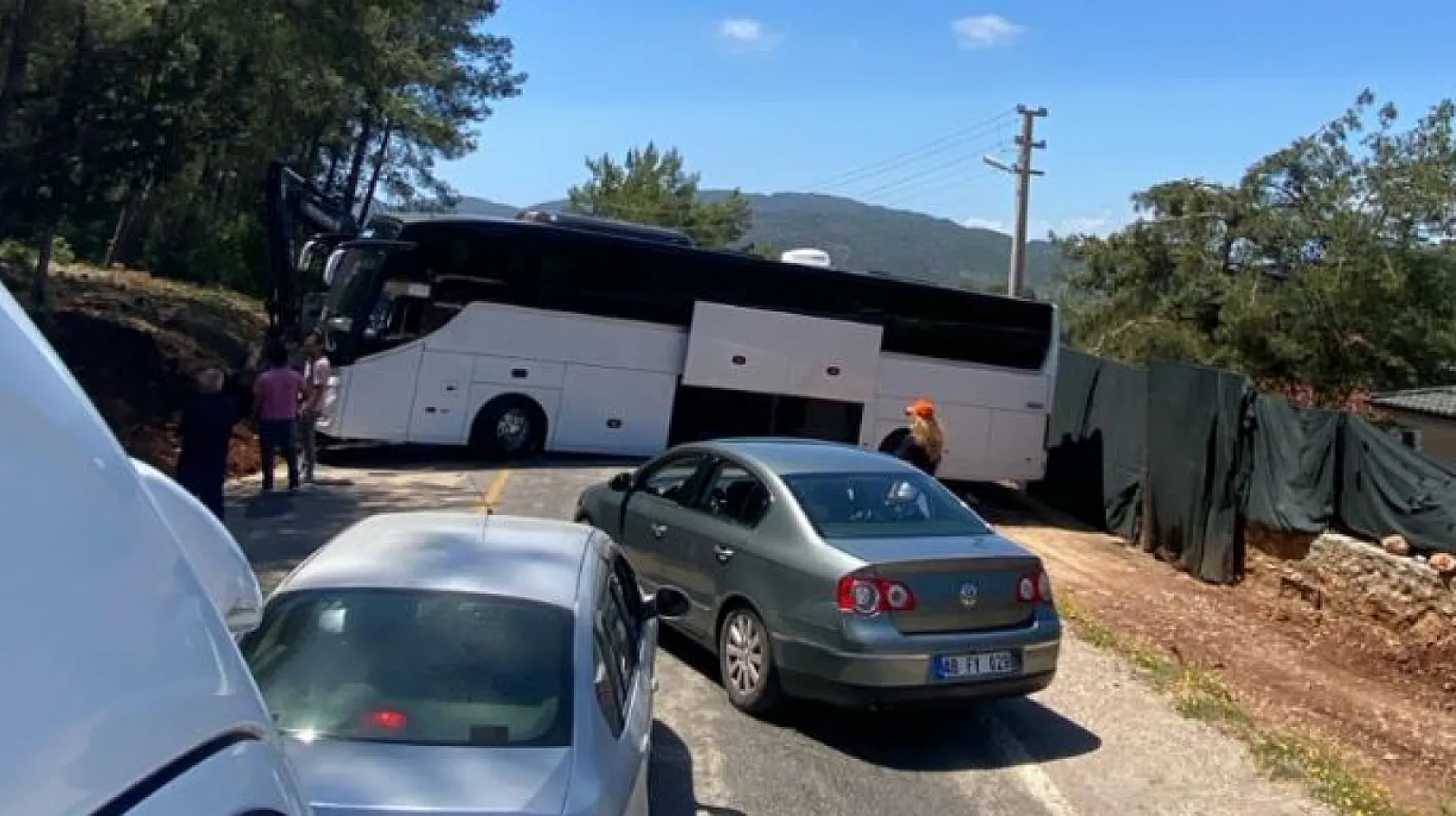 Fethiye'de yolcu otobüsü refüje düştü, trafik yoğunluğu oluştu
