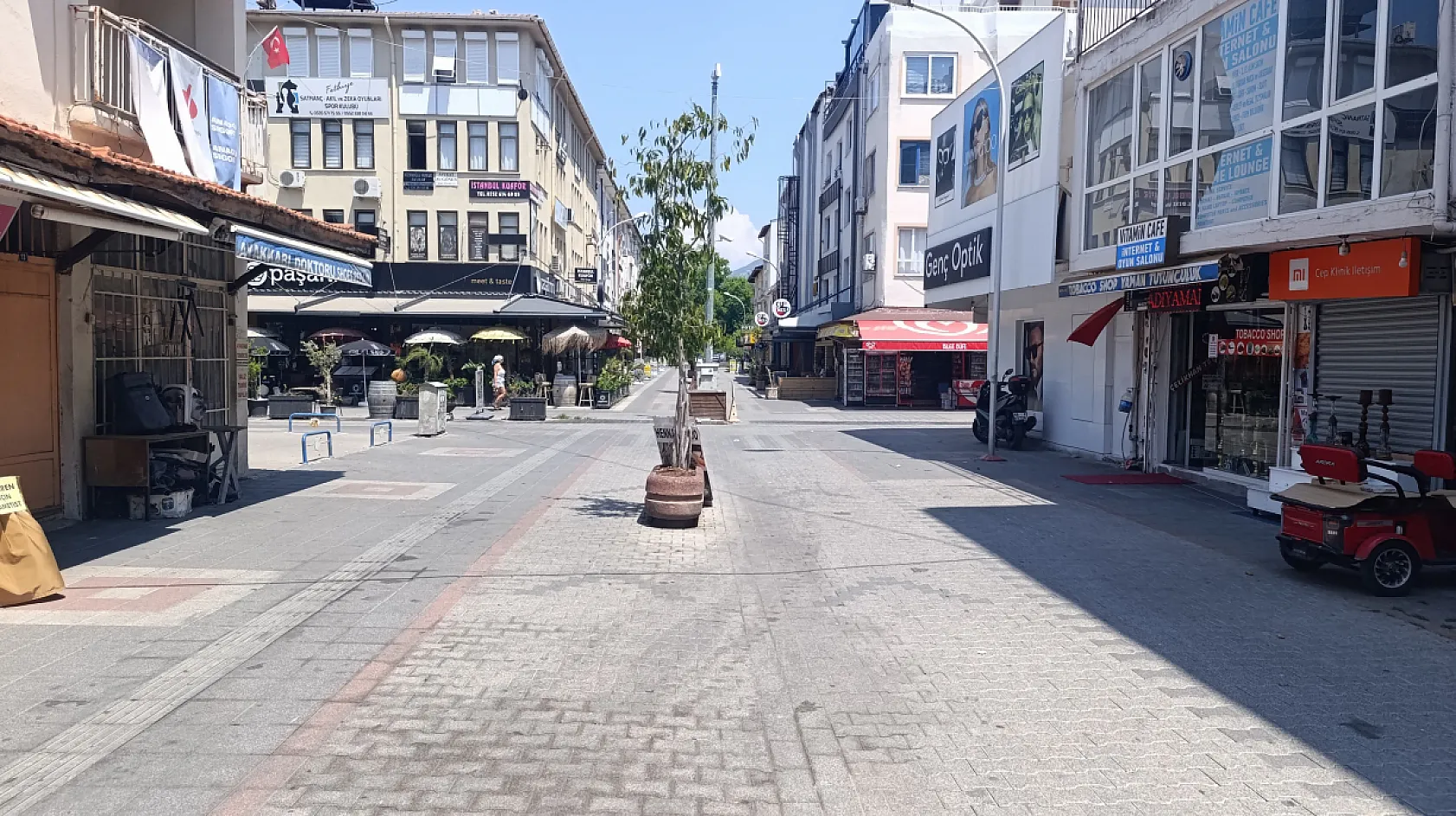 Fethiye'de Pazar Sessizliği!  Sıcak Hava ve AYT Sınavı Sokakları Boşalttı