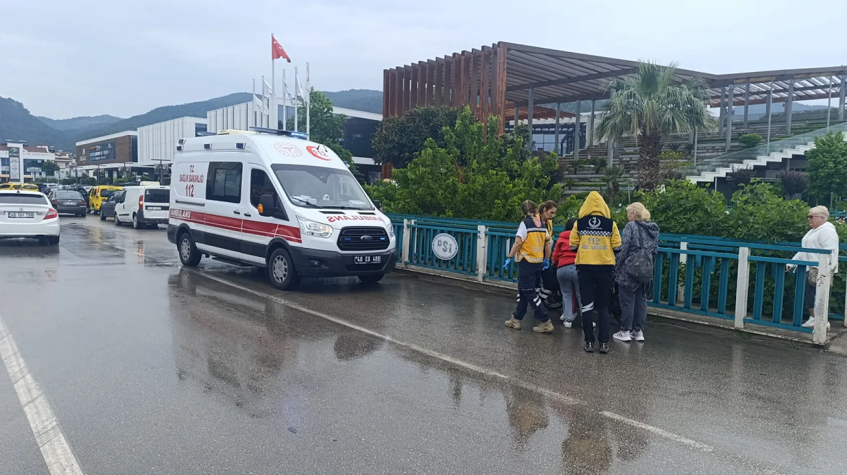 Fethiye'de yoldan çıkan otomobilden kaçmak isterken devrildi: 1 yaralı