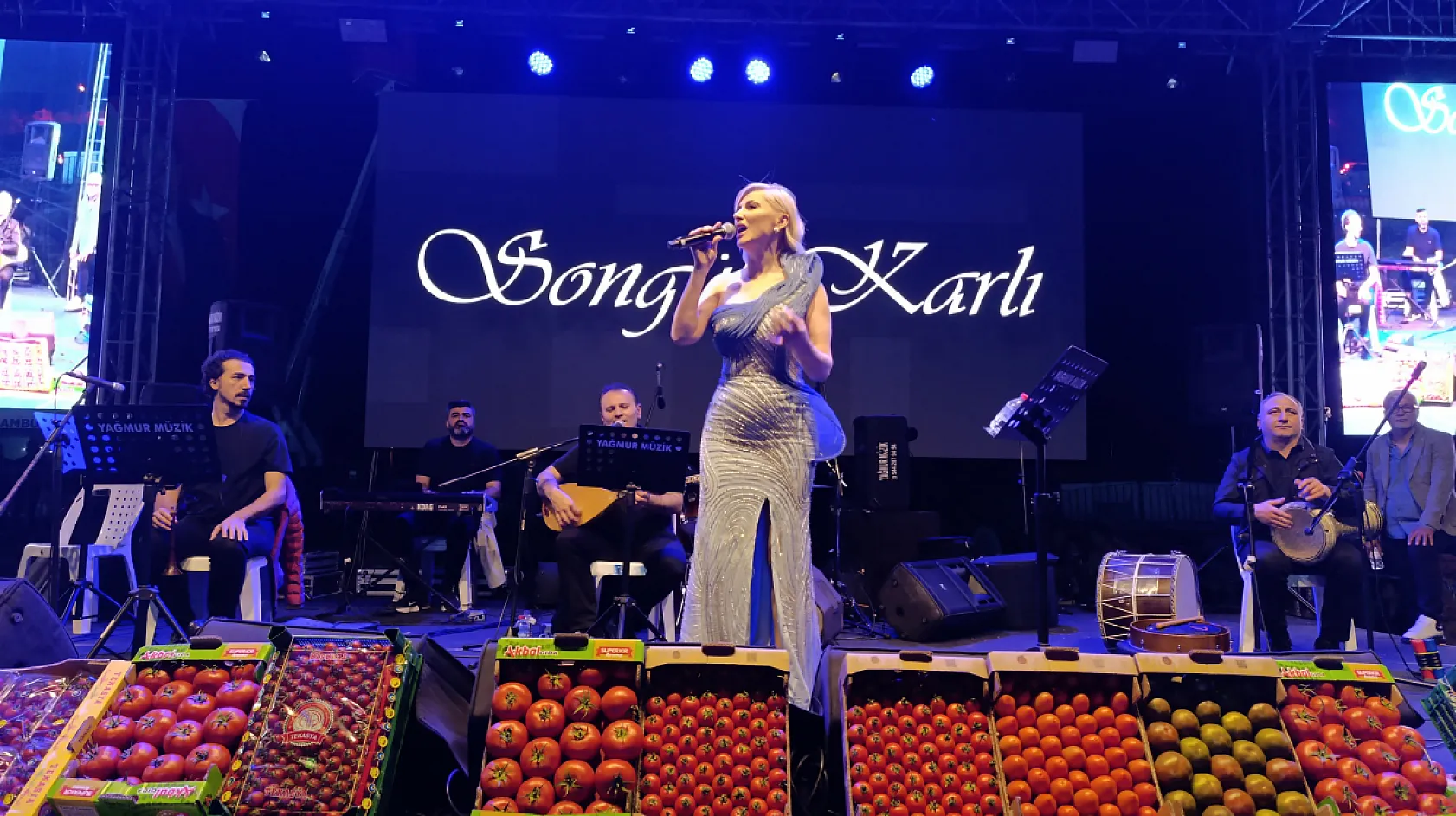 Kumluova Domates Festivali, Ethem Kaya ve Songül Karlı Konseriyle Kutlandı