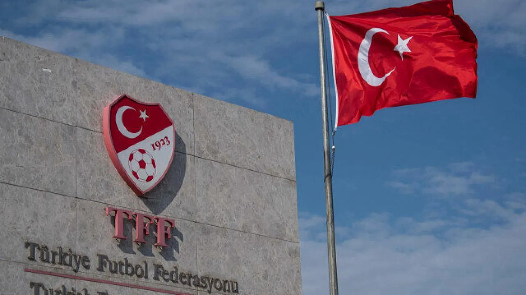 SON DAKİKA: Türkiye liglerindeki tüm maçlar süresiz ertelendi