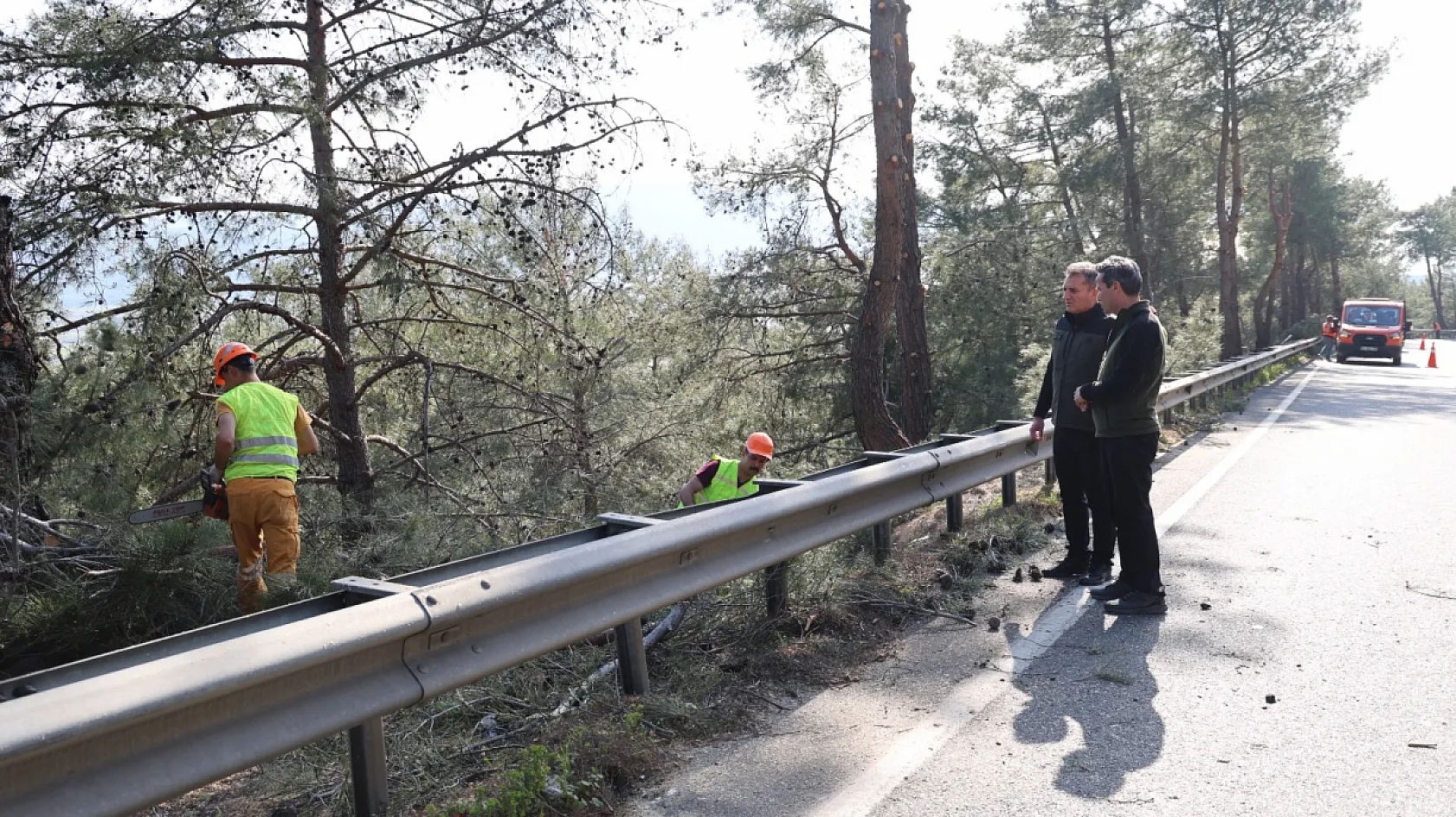 Sakar Geçidinde Orman Yangınlarına Karşı Yol Kenarı Temizliği