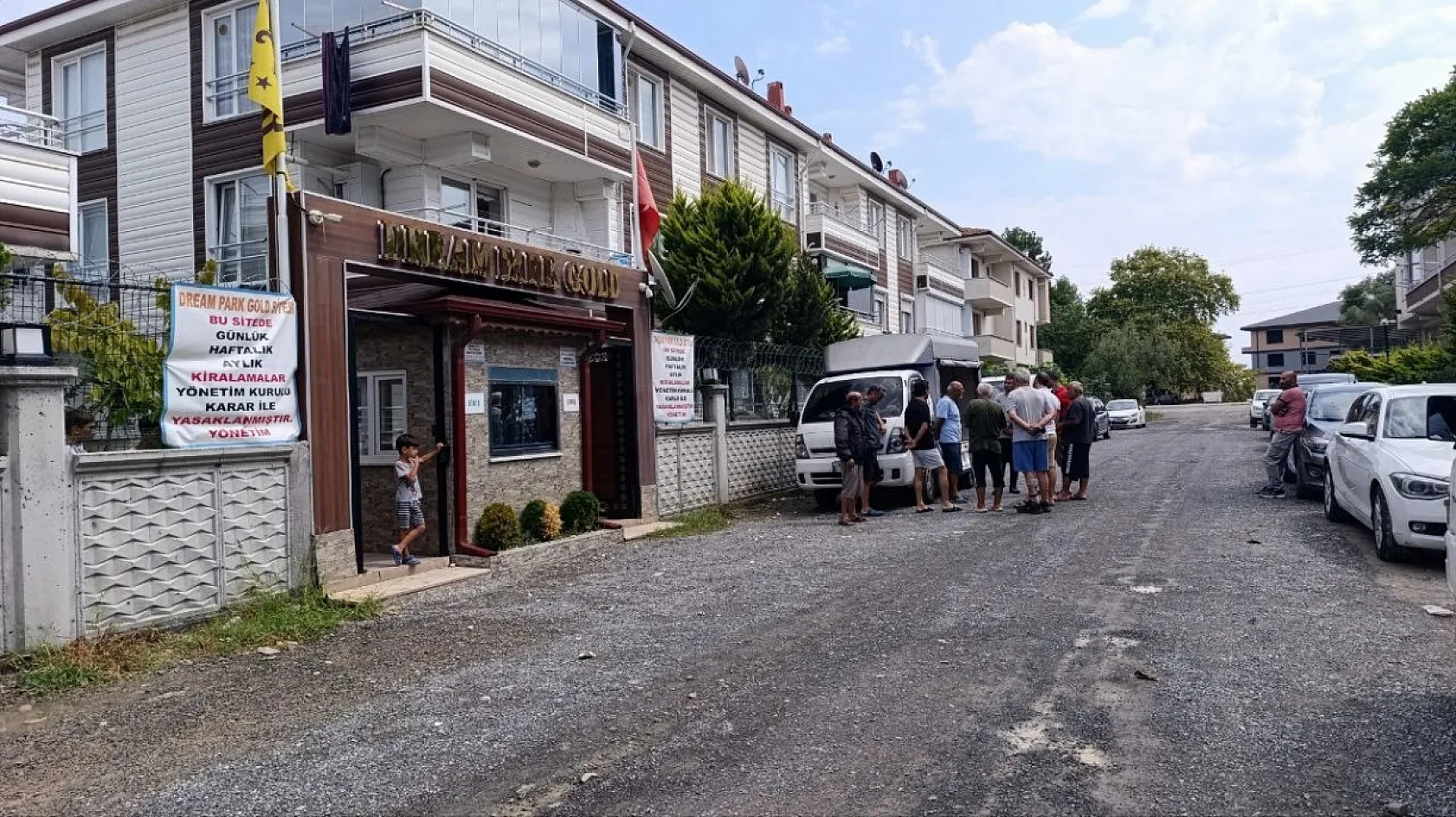 Gece vakti alkollü şekilde gittiği site sakinlerine bıçakla dehşeti yaşattı