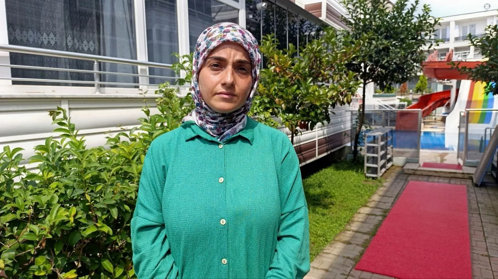 Gece vakti alkollü şekilde gittiği site sakinlerine bıçakla dehşeti yaşattı