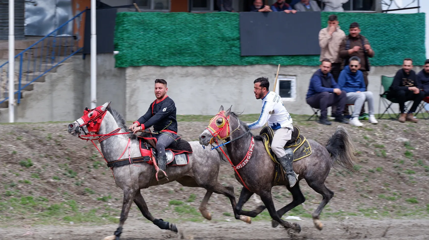 Cirit nefes kesti! Sahada hem rekabet hem gelenek vardı