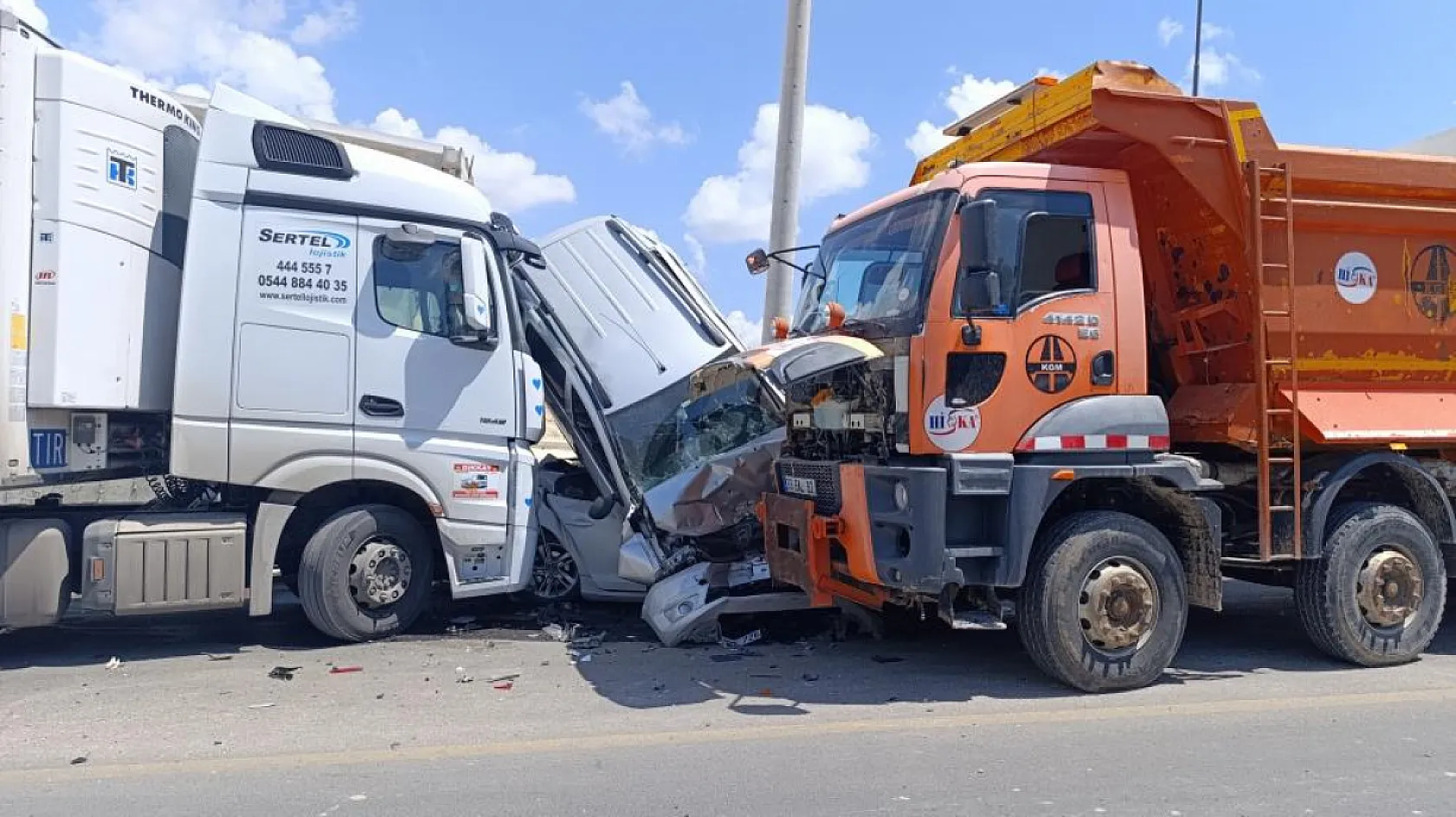Kamyon yoldan çıktı önüne gelen taşıtı ezdi: 13 motosiklet, 3 araç zarar gördü