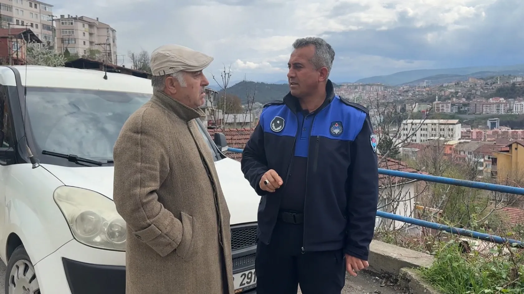 Evin çatısına ve önündeki çitlere yazılan yazılar ekipleri harekete geçirdi