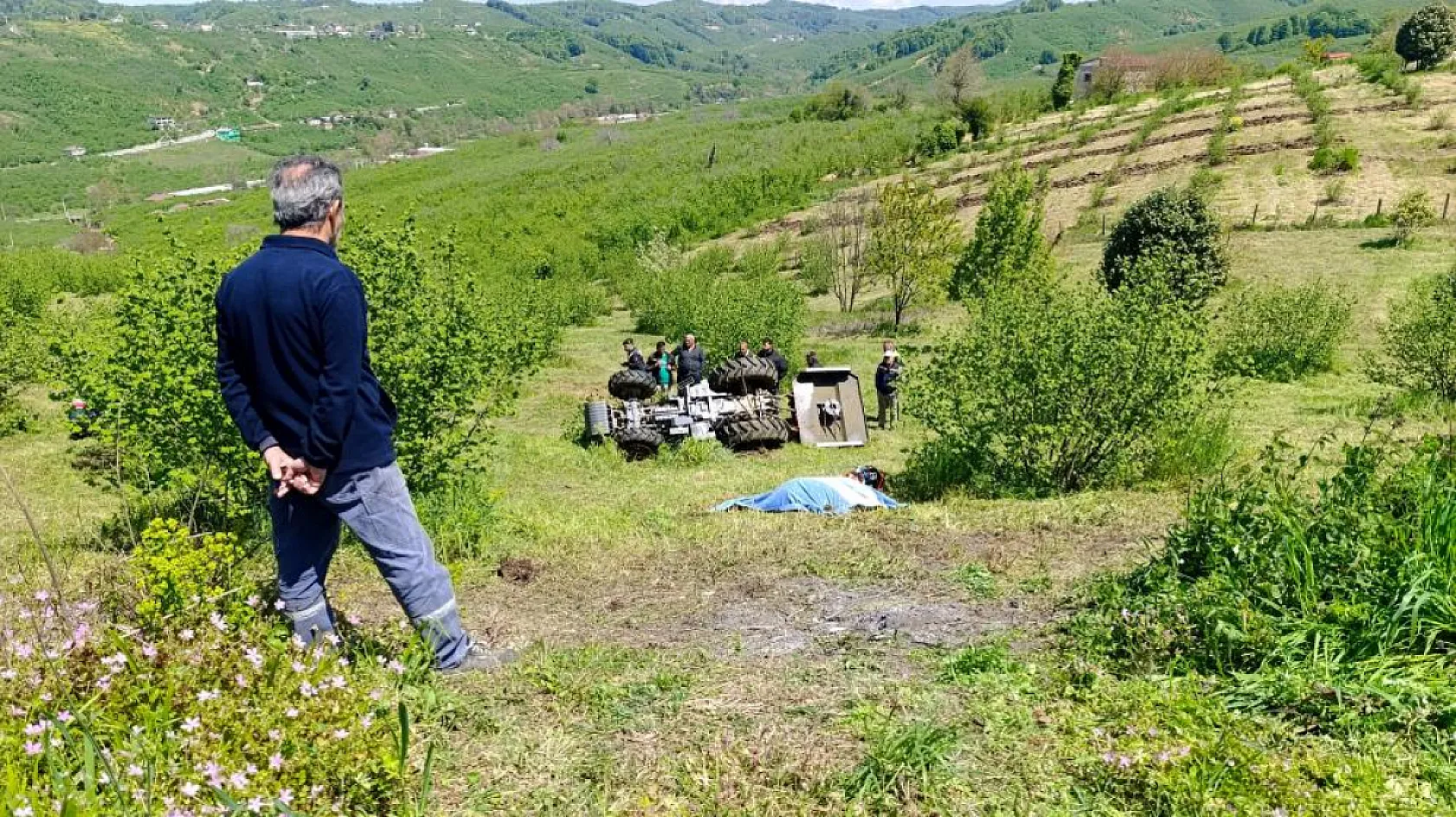 Emekli polis devrilen traktörün altında can verdi