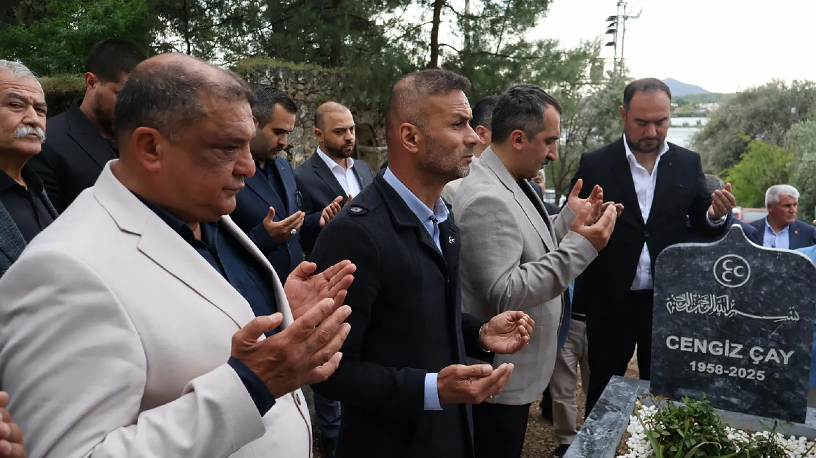 Oltulu, Merhum Cengiz Çay'ı Kabri Başında Andı