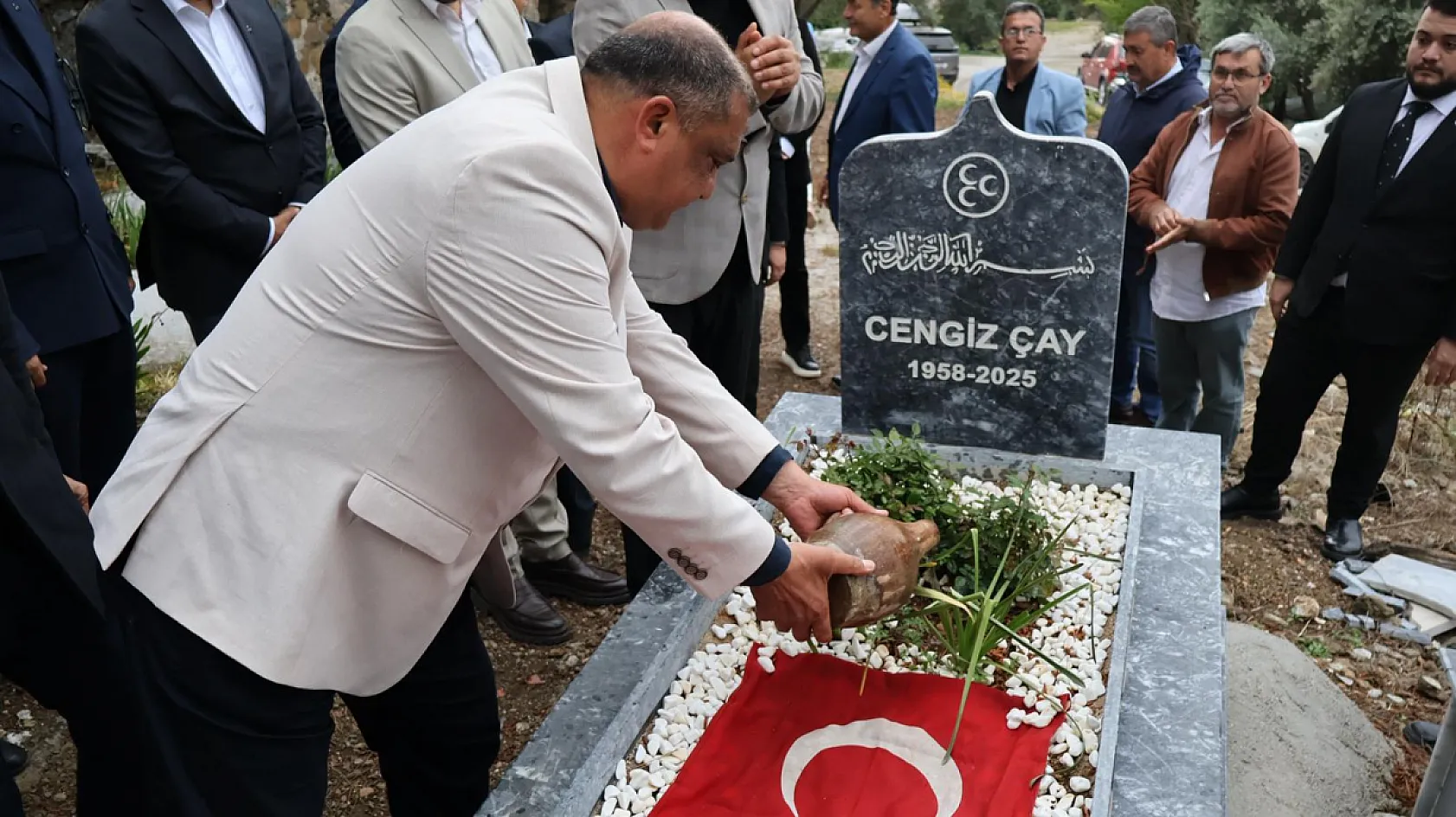 Oltulu, Merhum Cengiz Çay'ı Kabri Başında Andı