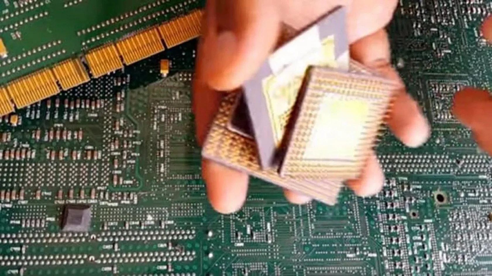 Fark etmeden çöpe atıyoruz! Bu cihazlarda 22 ayar altın var