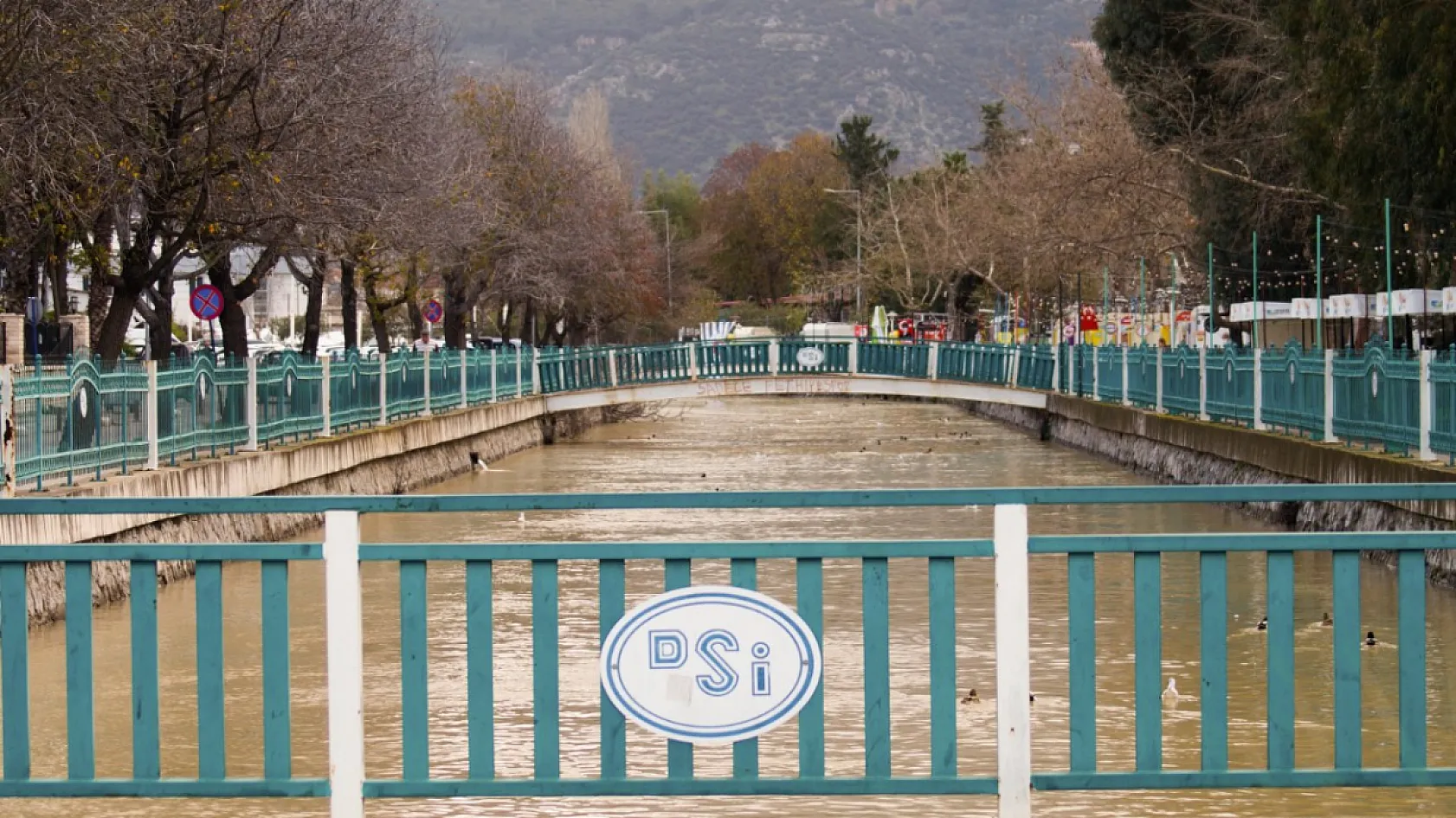 Fethiye Körfezi Çamur Rengini Aldı