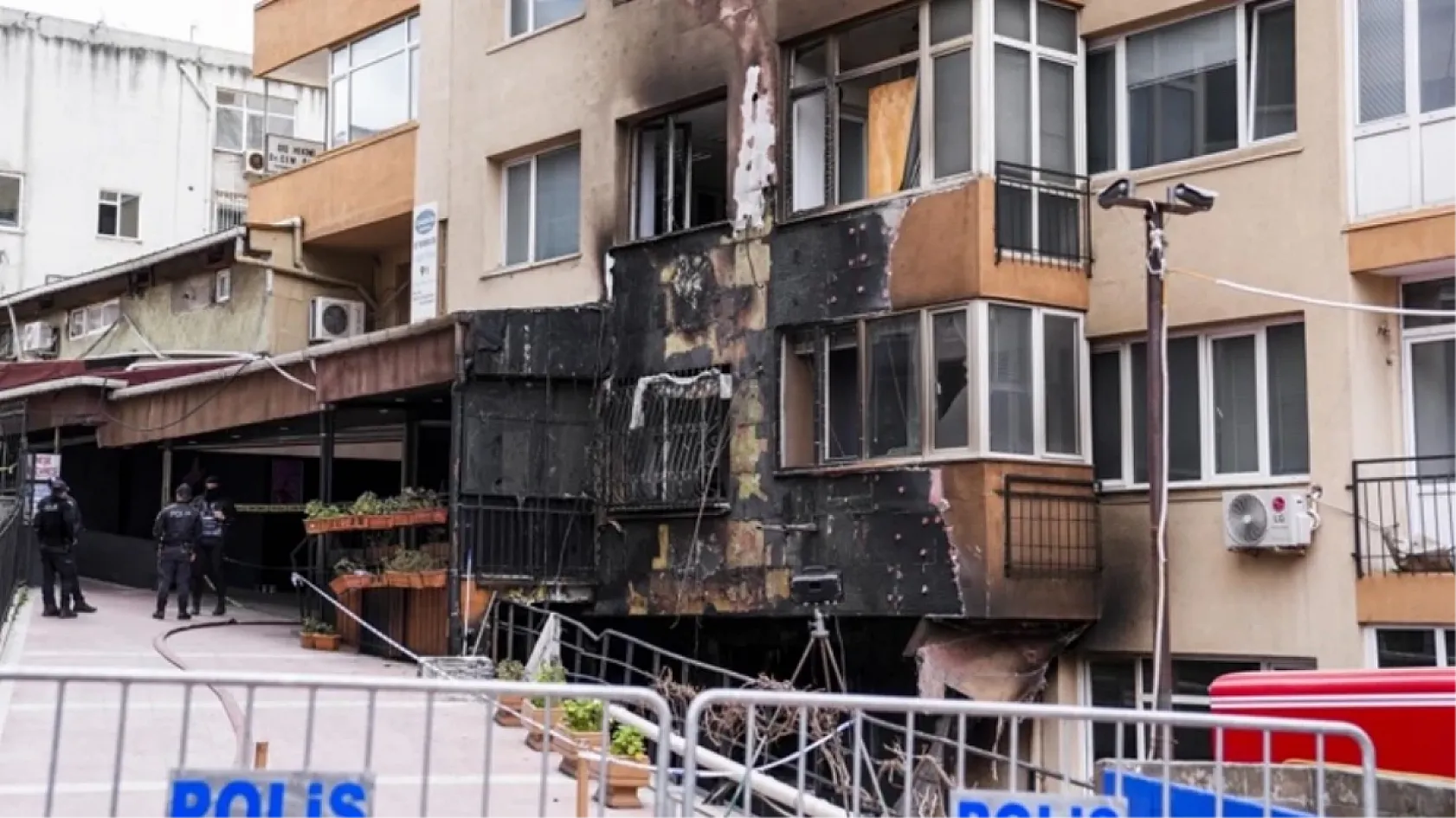 Ölüm geliyorum demiş! 29 kişi yangın kapısı kapalı olduğu için yanarak can vermiş