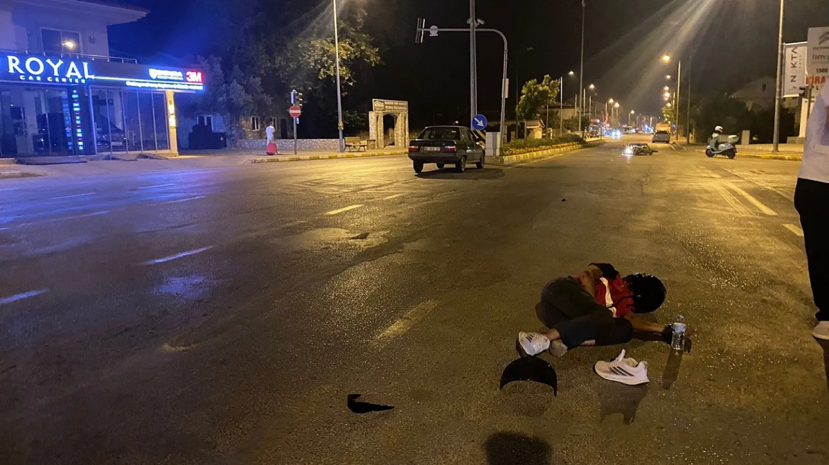 Fethiye'de otomobil Motosikletli kuryeye çarptı: sürücü kaçtı iddiası